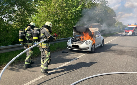 FW Bocholt: Fahrzeugbrand auf der B473 - Foto: presseportal.de