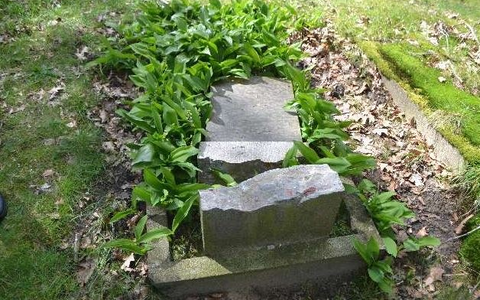 POL-EL: Sögel - Grabsteine beschädigt - Foto: presseportal.de