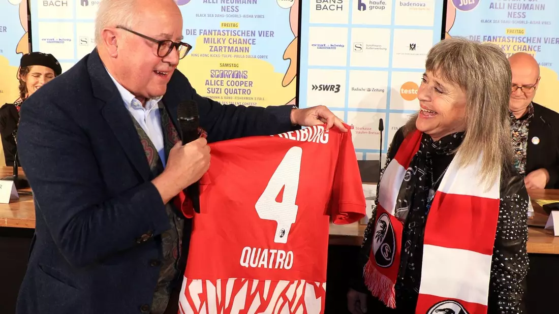 Rocklegende outet sich als Fußballfan / Im Herzen vereint: Suzi Quatro und der SC Freiburg - Bild: presseportal.de