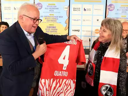Rocklegende outet sich als Fußballfan / Im Herzen vereint: Suzi Quatro und der SC Freiburg - Foto: presseportal.de