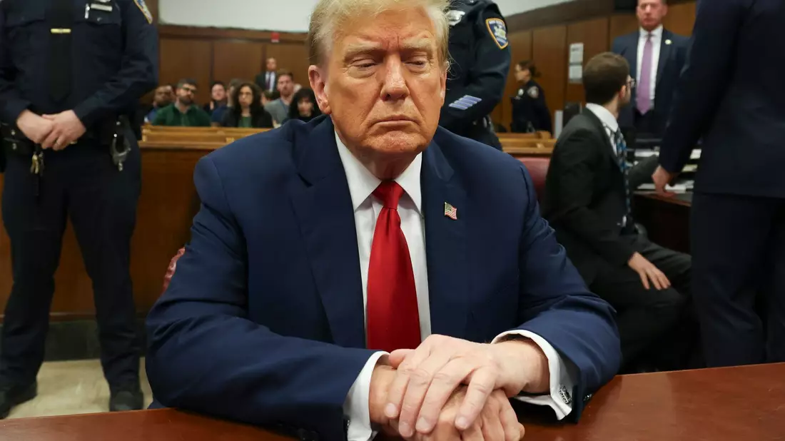 Donald Trump will im November erneut zum Präsidenten gewählt werden. Doch derzeit sitzt er bei seinem eigenen Strafprozess im Zusammenhang mit Schweigegeldzahlungen an einen Pornostar. - Bild: Brendan McDermid/Pool Reuters/AP/dpa