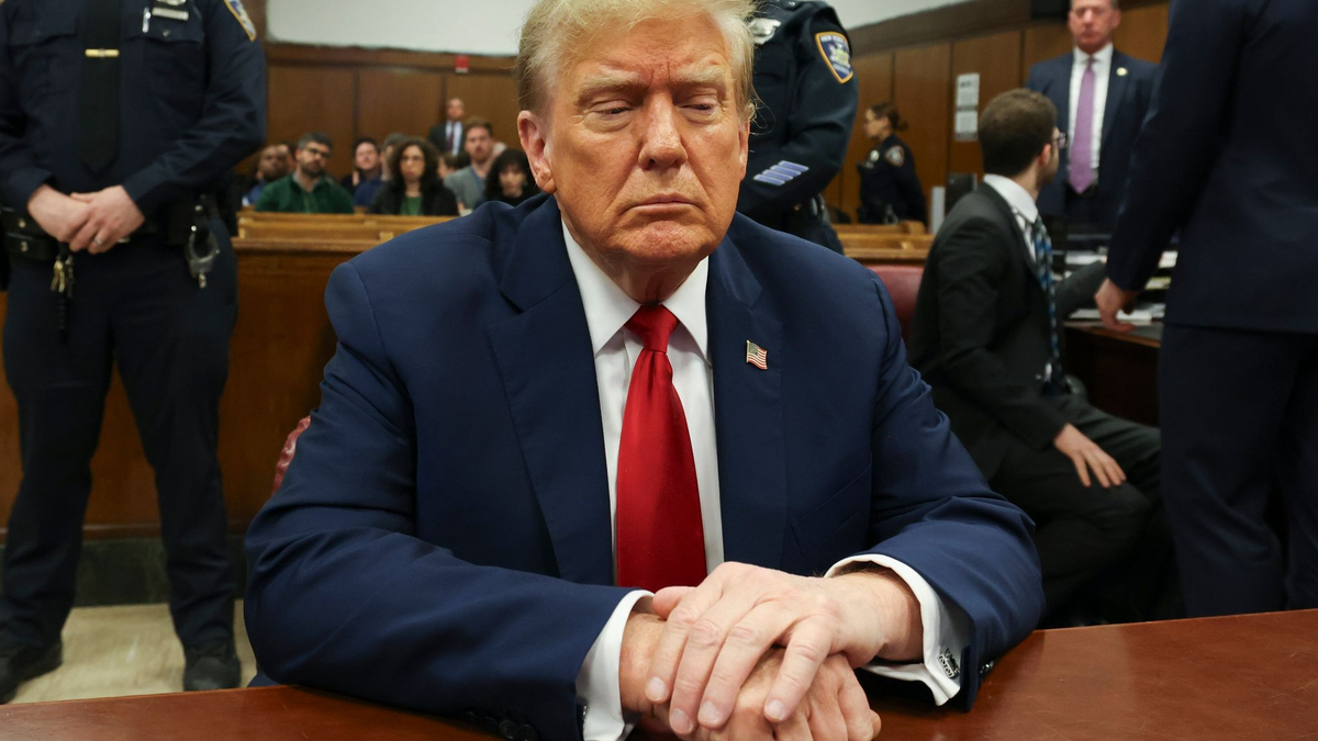 Donald Trump will im November erneut zum Präsidenten gewählt werden. Doch derzeit sitzt er bei seinem eigenen Strafprozess im Zusammenhang mit Schweigegeldzahlungen an einen Pornostar. - Foto: Brendan McDermid/Pool Reuters/AP/dpa