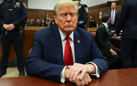 Donald Trump will im November erneut zum Präsidenten gewählt werden. Doch derzeit sitzt er bei seinem eigenen Strafprozess im Zusammenhang mit Schweigegeldzahlungen an einen Pornostar. - Foto: Brendan McDermid/Pool Reuters/AP/dpa