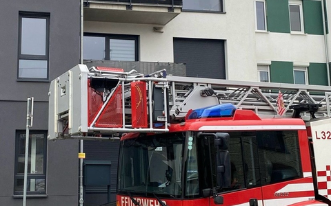 FW-HB: Kellerbrand / Zwei Personen und zwei Katzen gerettet - Foto: presseportal.de