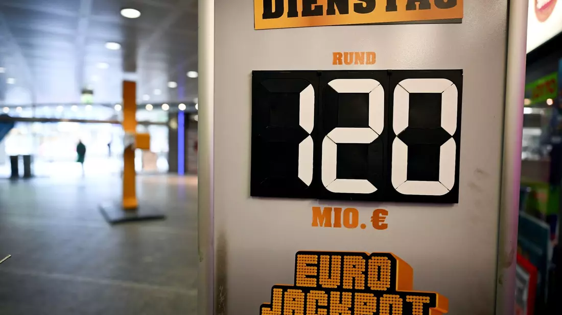 Der Höchstgewinn im Eurojackpot liegt bei 120 Millionen Euro. (Symbolbild) - Bild: Federico Gambarini/dpa