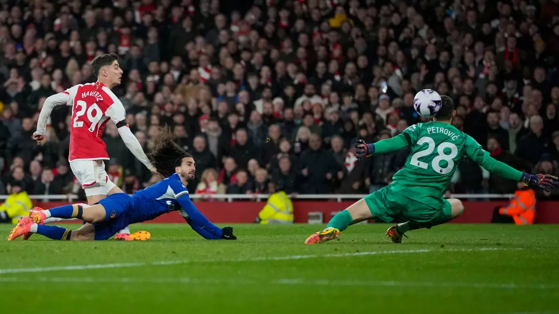 Arsenals Kai Havertz (l) traf beim deutlichen Sieg gegen Chelsea doppelt. - Bild: Kin Cheung/AP/dpa