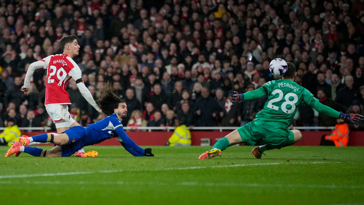 Arsenals Kai Havertz (l) traf beim deutlichen Sieg gegen Chelsea doppelt. - Foto: Kin Cheung/AP/dpa