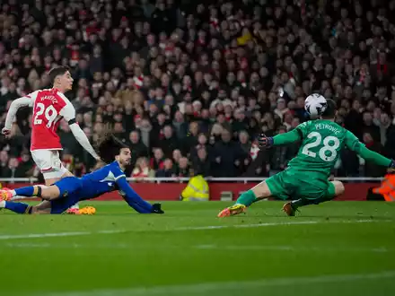 Arsenals Kai Havertz (l) traf beim deutlichen Sieg gegen Chelsea doppelt. - Foto: Kin Cheung/AP/dpa