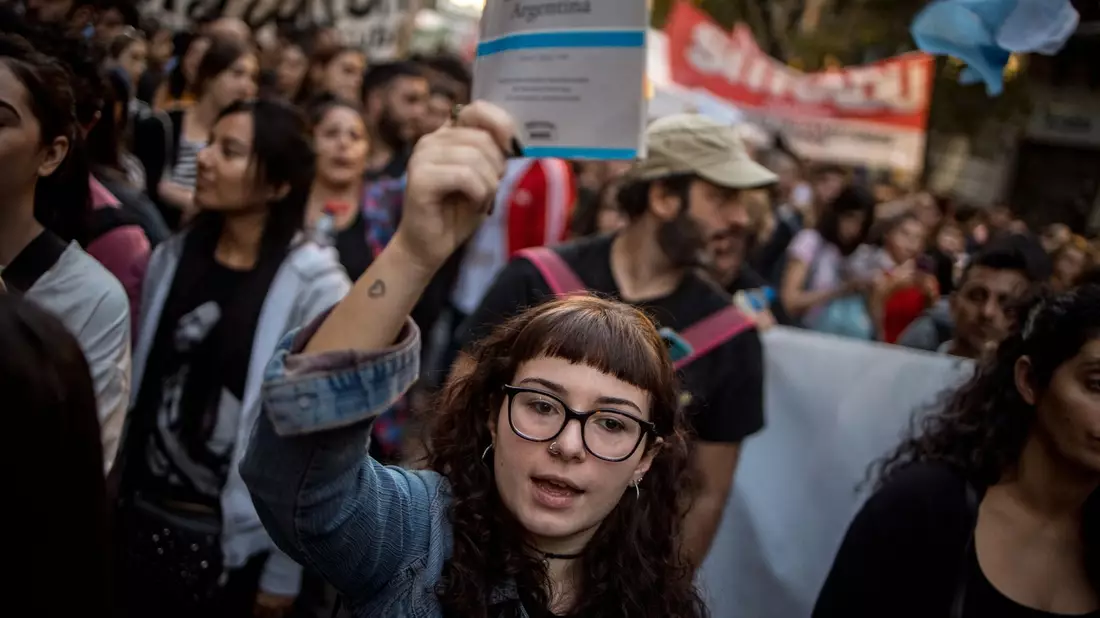 Demonstrantinnen und Demonstranten fordern finanzielle Unterstützung für staatliche Hochschulen und Universitäten in Argentinien. - Bild: Cristina Sille/dpa