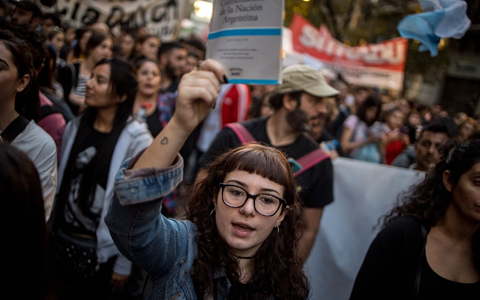 Demonstrantinnen und Demonstranten fordern finanzielle Unterstützung für staatliche Hochschulen und Universitäten in Argentinien. - Foto: Cristina Sille/dpa