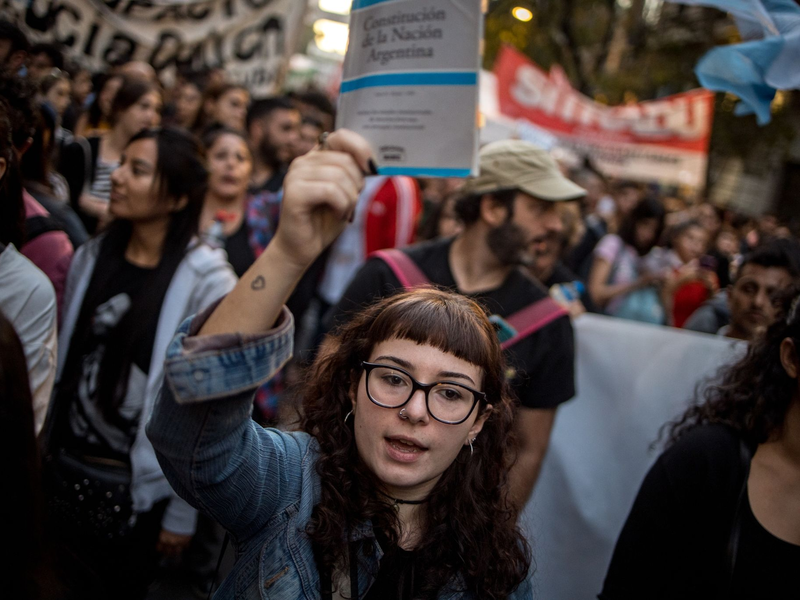 Demonstrantinnen und Demonstranten fordern finanzielle Unterstützung für staatliche Hochschulen und Universitäten in Argentinien. - Foto: Cristina Sille/dpa