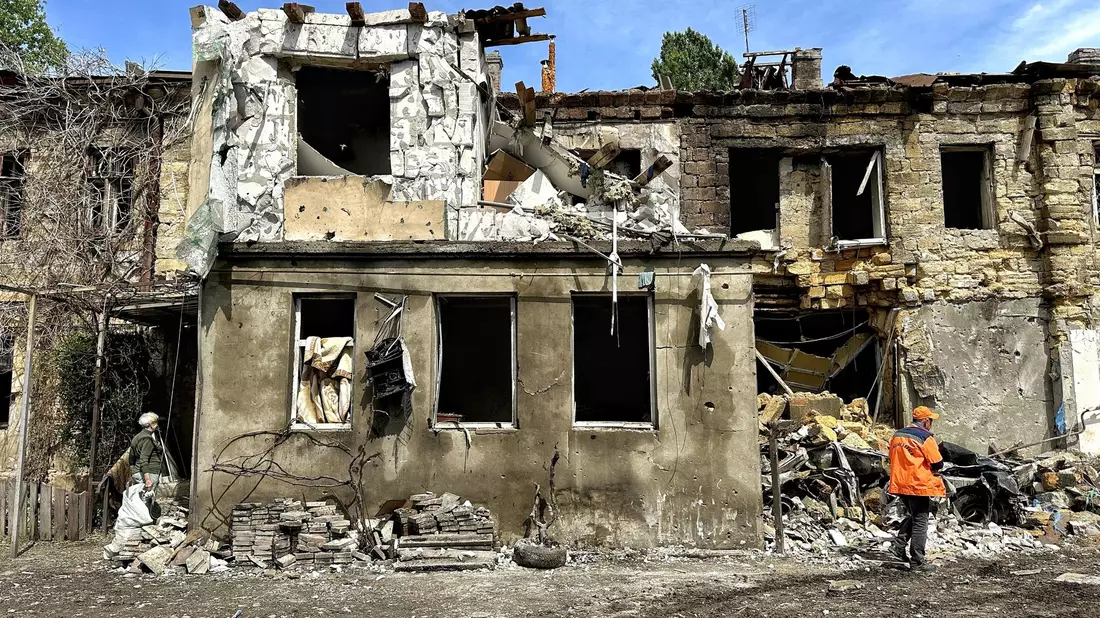Ein Wohnhaus in Odessa wurde bei einem nächtlichen russischen Drohnenangriff beschädigt. Die USA haben Hilfen für die von Russland angegriffene Ukraine gebilligt. - Bild: --/https://photonew.ukrinform.com/ Ukrinform/dpa