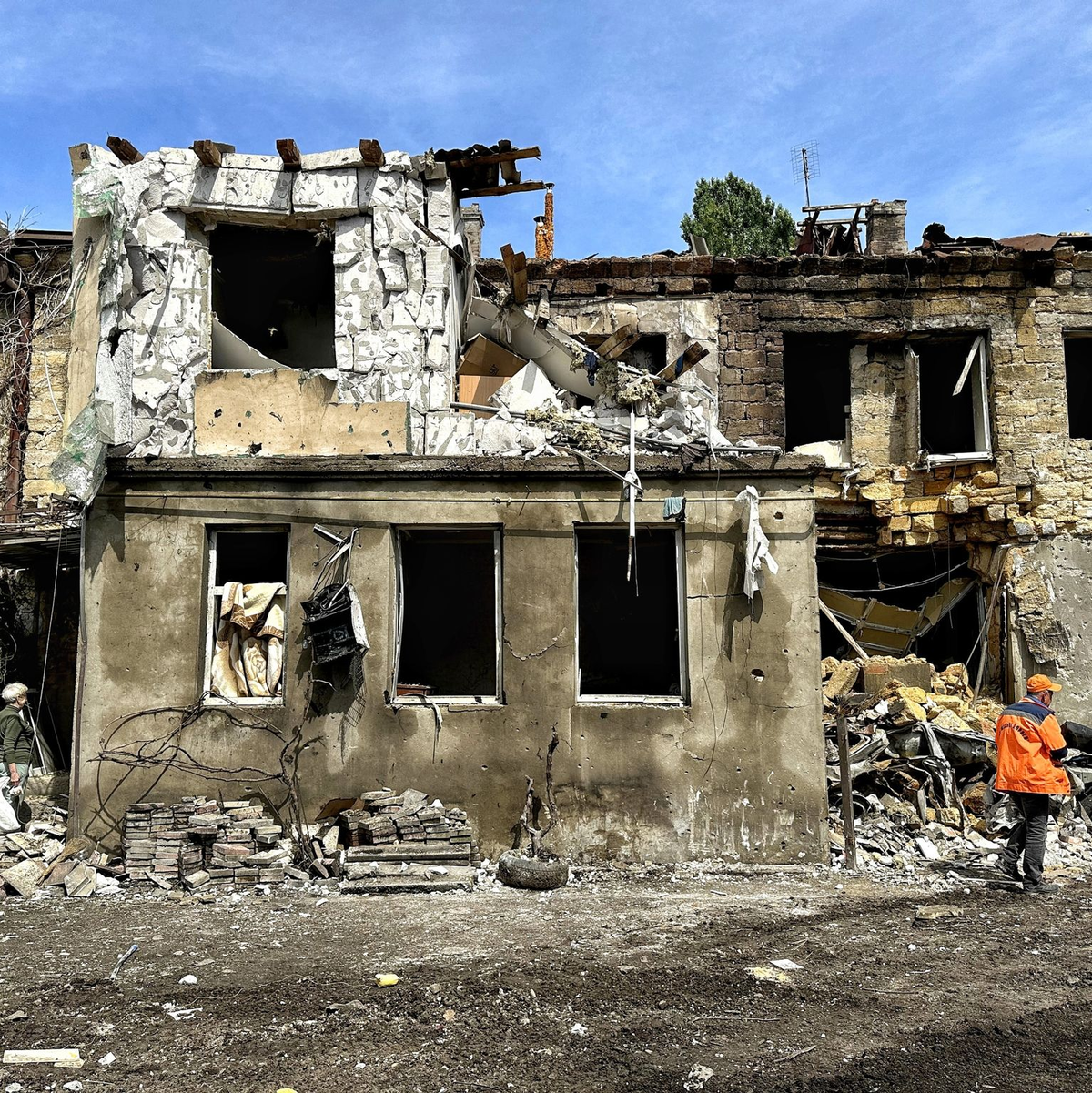 Ein Wohnhaus in Odessa wurde bei einem nächtlichen russischen Drohnenangriff beschädigt. Die USA haben Hilfen für die von Russland angegriffene Ukraine gebilligt. - Foto: --/https://photonew.ukrinform.com/ Ukrinform/dpa