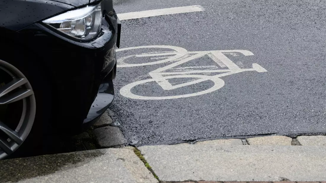 Laut einer neuen Umfrage hält eine Mehrheit der Bevölkerung Investitionen in die Verkehrsinfrastruktur für notwendig. - Bild: Robert Michael/dpa
