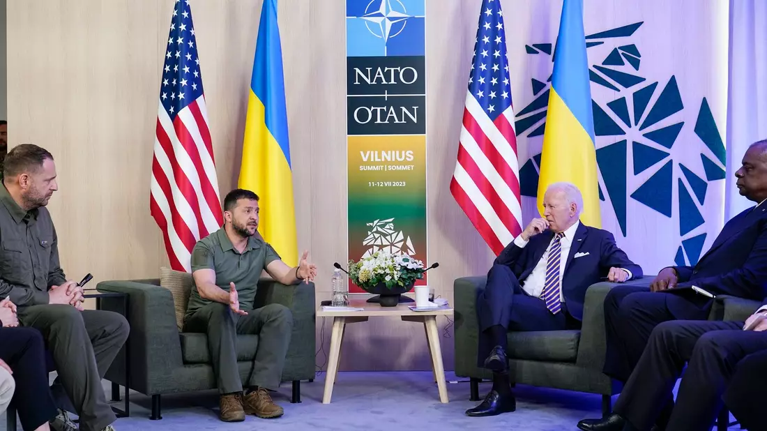Der ukrainische Präsident Wolodymyr Selenskyj schreibt auf der Plattform X: «Diese Abstimmung stärkt Amerikas Rolle als Leuchtturm der Demokratie und als Führer der freien Welt.» - Bild: Susan Walsh/AP/dpa