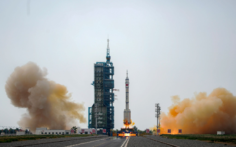 China investiert seit Jahren kräftig in sein Weltraumprogramm (Archivbild). - Foto: Mark Schiefelbein/AP/dpa