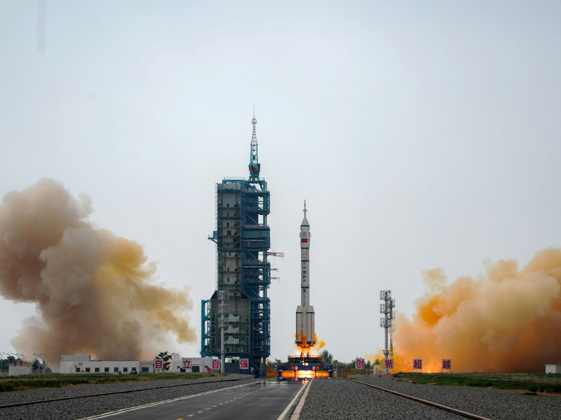 China investiert seit Jahren kräftig in sein Weltraumprogramm (Archivbild). - Foto: Mark Schiefelbein/AP/dpa