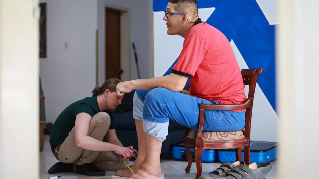 Der Venezolaner Jeison Rodriguez (r) benötigt Schuhgröße 70. - Bild: Jesus Vargas/dpa