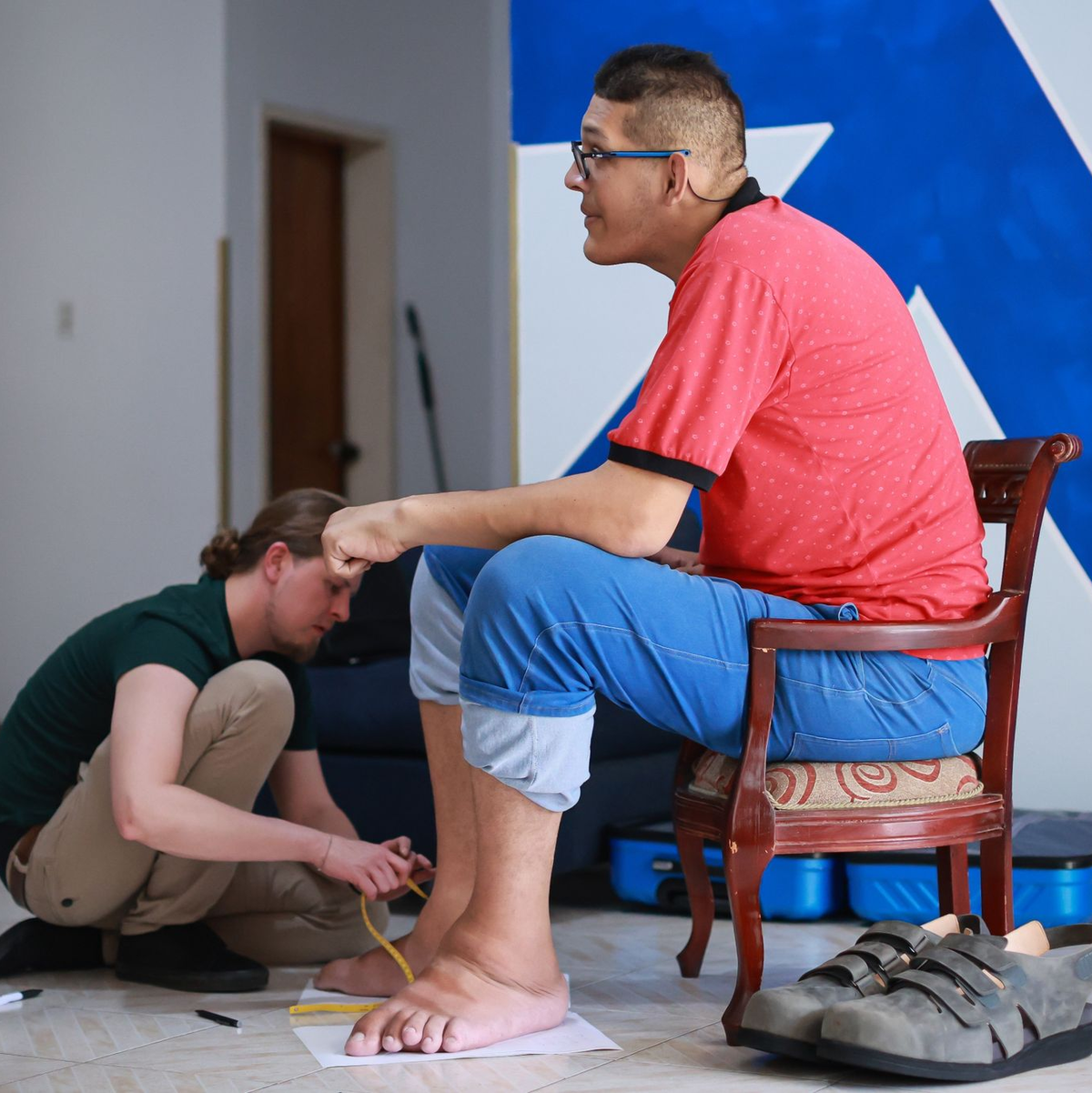 Der Venezolaner Jeison Rodriguez (r) benötigt Schuhgröße 70. - Foto: Jesus Vargas/dpa