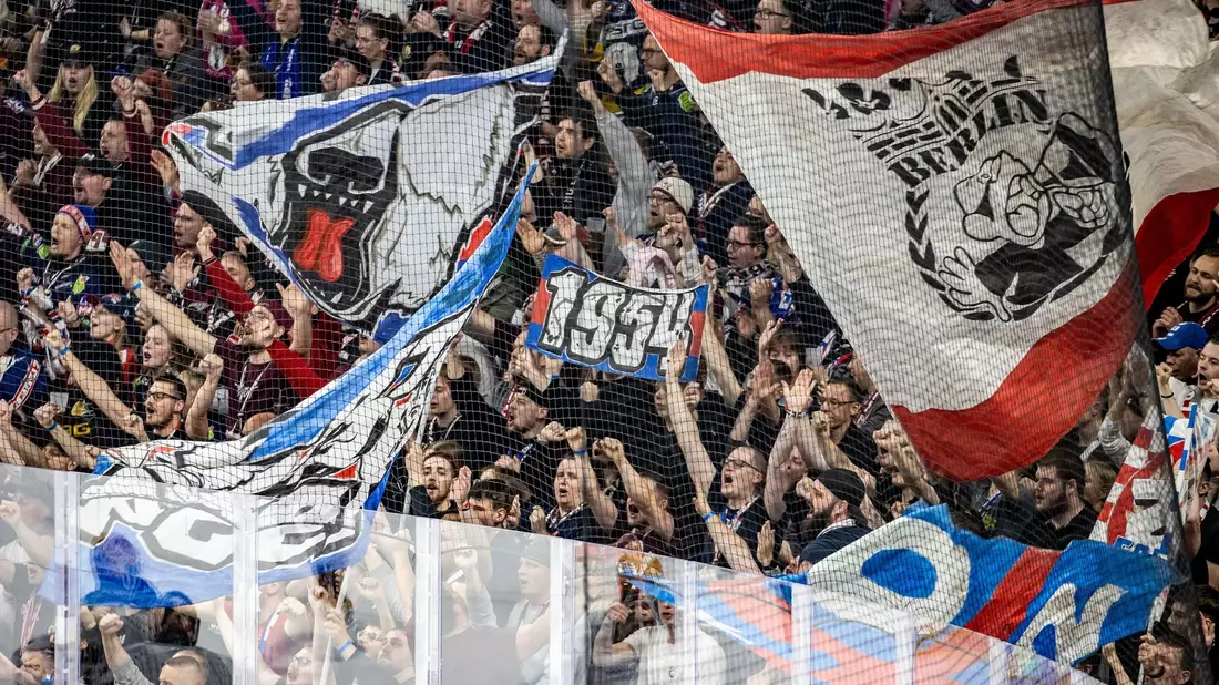 Grund zur Freude bei den Berliner Fans: Die Eisbären stehen unmittelbar vor ihrer zehnten Meisterschaft. - Bild: Andreas Gora/dpa