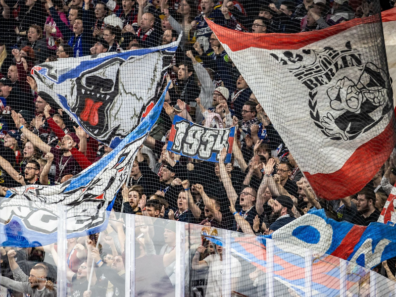 Grund zur Freude bei den Berliner Fans: Die Eisbären stehen unmittelbar vor ihrer zehnten Meisterschaft. - Foto: Andreas Gora/dpa