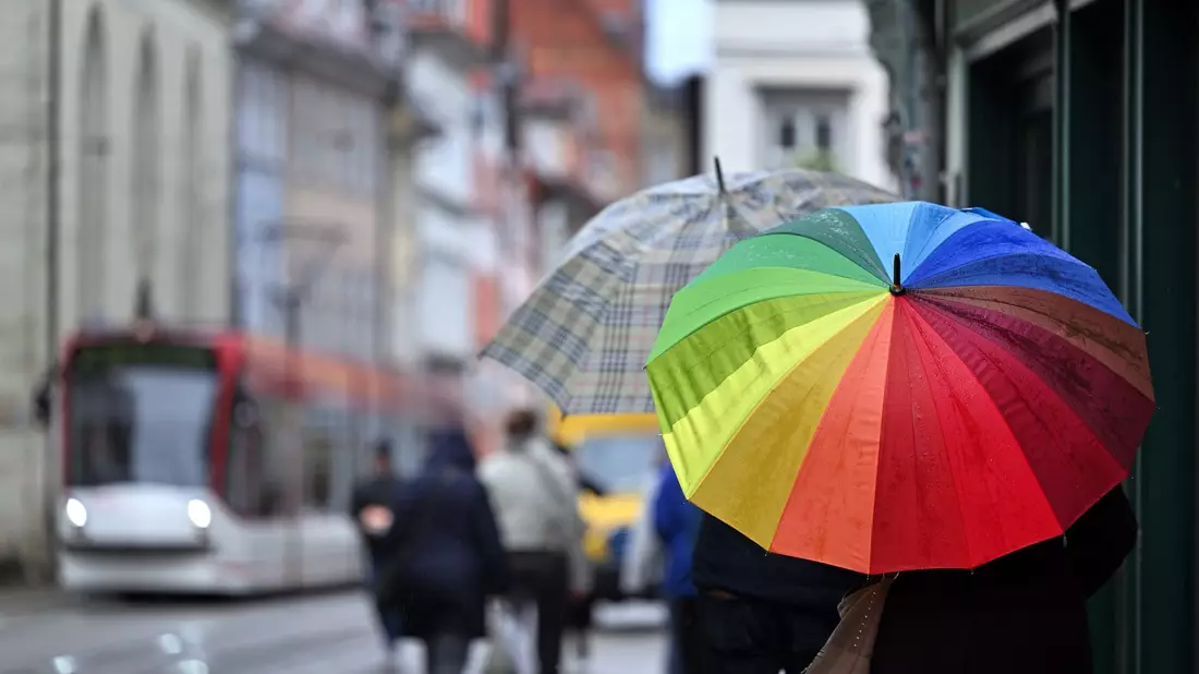 Regen, Schnee und Glätte: Das Wetter in Deutschland ist derzeit ungemütlich. - Bild: Martin Schutt/dpa