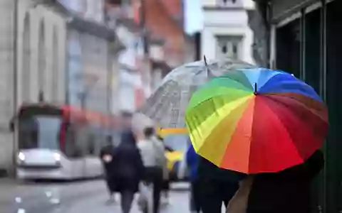 Regen, Schnee und Glätte: Das Wetter in Deutschland ist derzeit ungemütlich. - Foto: Martin Schutt/dpa