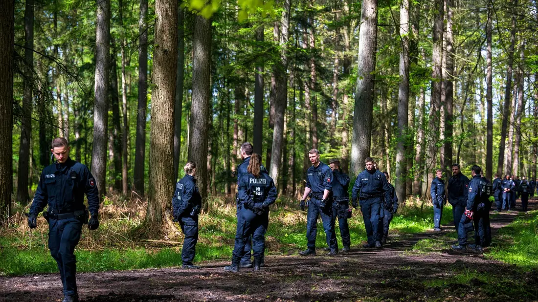 Einsatzkräfte suchen im niedersächsischen Bremervörde nach dem vermissten sechs Jahre alten Kind. - Bild: Sina Schuldt/dpa