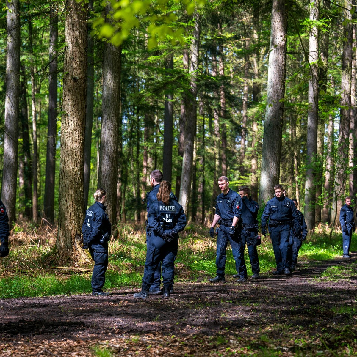 Einsatzkräfte suchen im niedersächsischen Bremervörde nach dem vermissten sechs Jahre alten Kind. - Foto: Sina Schuldt/dpa