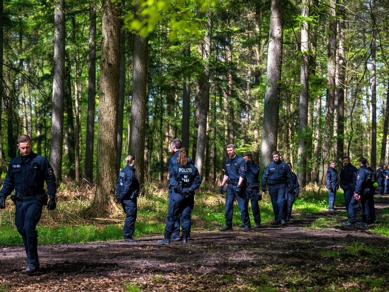 Einsatzkräfte suchen im niedersächsischen Bremervörde nach dem vermissten sechs Jahre alten Kind. - Foto: Sina Schuldt/dpa