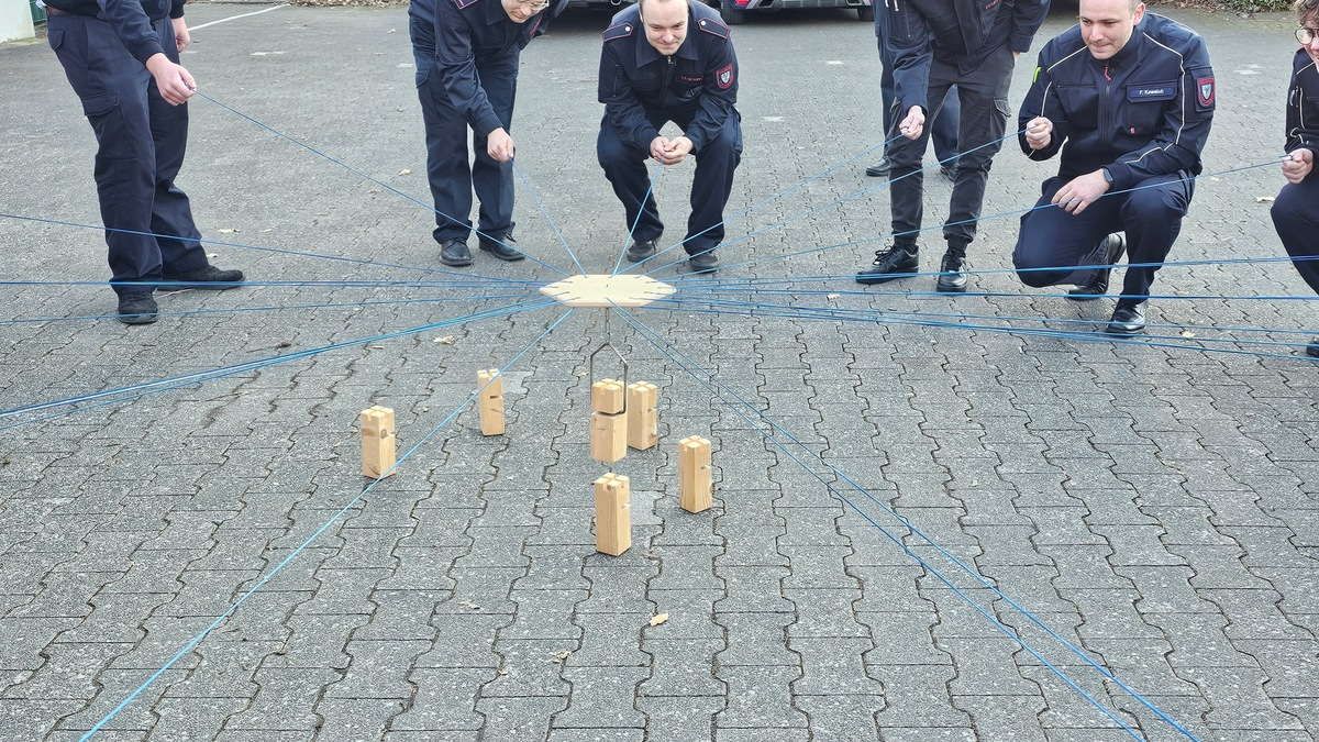 FW-AR: Erfolgreicher Abschluss des Sprechfunklehrgangs der Feuerwehr Arnsberg - Foto: presseportal.de