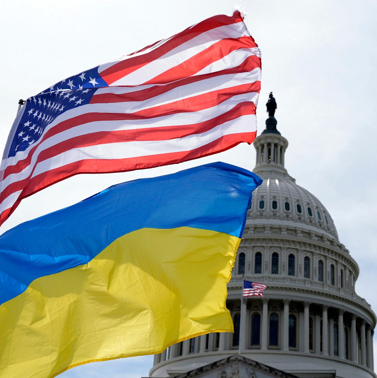 Die US-amerikanische und die ukrainische Flagge wehen vor dem Kapitol in Washington. Der US-Senat hat Kriegshilfen für die Ukraine in Höhe von rund 61 Milliarden US-Dollar gebilligt. - Foto: Mariam Zuhaib/AP/dpa