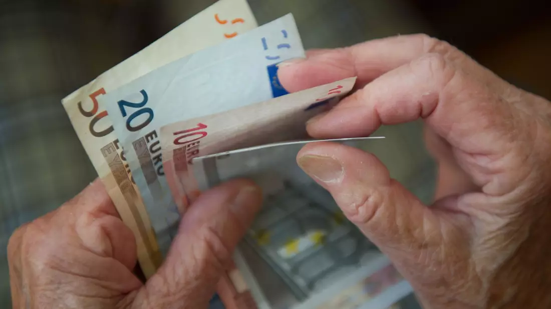 Frauen in Deutschland sind auch im Alter finanziell schlechter gestellt als Männer. - Bild: Marijan Murat/dpa