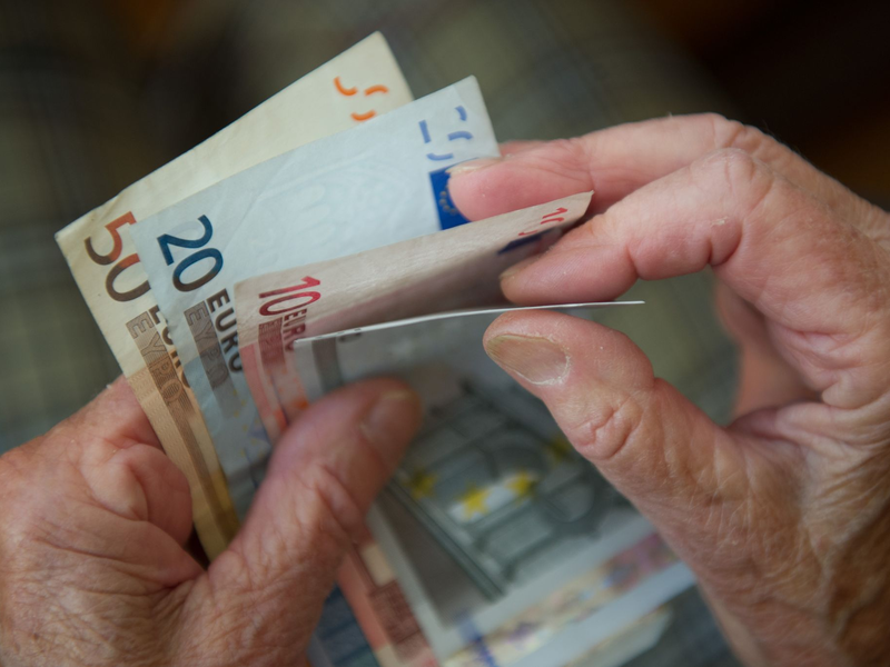 Frauen in Deutschland sind auch im Alter finanziell schlechter gestellt als Männer. - Foto: Marijan Murat/dpa