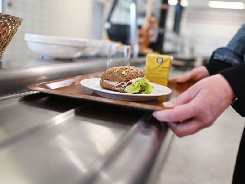 Betriebskantine des Landratsamt Karlsruhe. Fast ein Viertel der in Deutschland Beschäftigten arbeitet aktuell zumindest teilweise von zu Hause. - Foto: Uli Deck/dpa