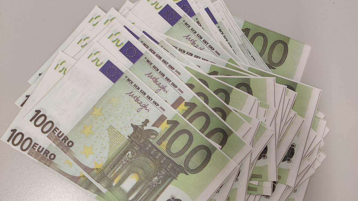 HZA-MS: Falschgeld, Waffen, Steinkoralle - verbotene Überraschungen im Reisegepäck / Zoll am Flughafen Münster/Osnabrück leitet Verfahren gegen mehrere Reisende ein - Foto: presseportal.de