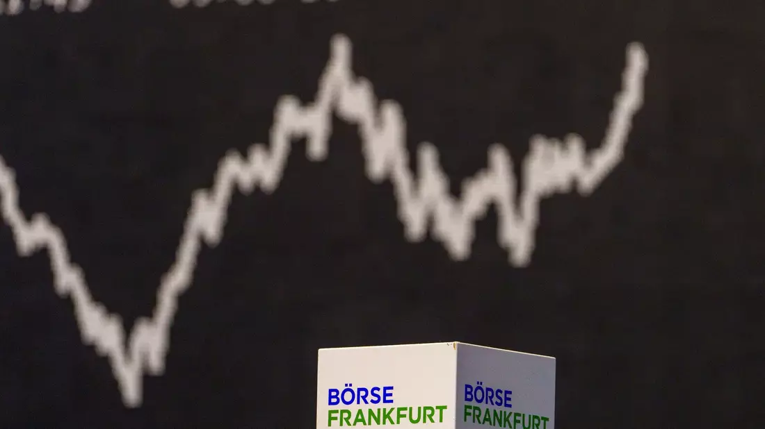 Die Kurve des deutschen Aktienindex (Dax) zeigt nach oben. Die Deutsche Börse hat im ersten Quartal 2024 deutlich mehr verdient als erwartet. - Bild: Andreas Arnold/dpa