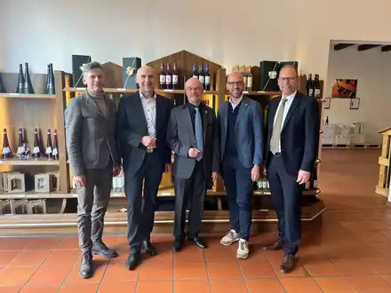 Goldene Raiffeisennadel für Henning Seibert: Vorreiter und Vordenker in der Weinwirtschaft - Foto: presseportal.de