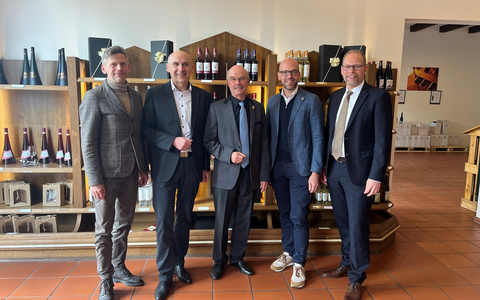 Goldene Raiffeisennadel für Henning Seibert: Vorreiter und Vordenker in der Weinwirtschaft - Foto: presseportal.de Goldene Raiffeisennadel für Henning Seibert: Vorreiter und Vordenker in der Weinwirtschaft - Foto: presseportal.de