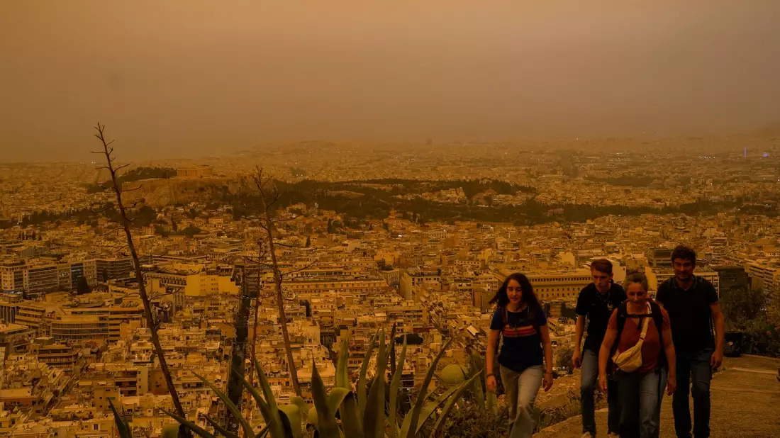 Die Region Attika rund um Athen ist aufgrund klimatischer Bedingungen regelmäßig vor allem im Frühjahr und Herbst vom Saharastaub betroffen. - Bild: Petros Giannakouris/AP/dpa