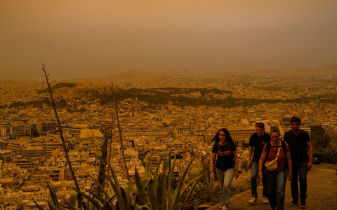 Die Region Attika rund um Athen ist aufgrund klimatischer Bedingungen regelmäßig vor allem im Frühjahr und Herbst vom Saharastaub betroffen. - Foto: Petros Giannakouris/AP/dpa