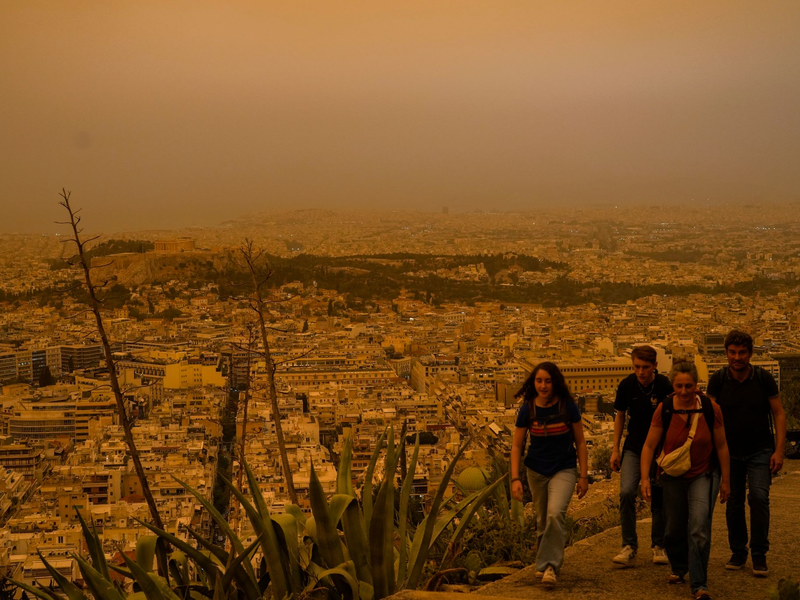 Die Region Attika rund um Athen ist aufgrund klimatischer Bedingungen regelmäßig vor allem im Frühjahr und Herbst vom Saharastaub betroffen. - Foto: Petros Giannakouris/AP/dpa
