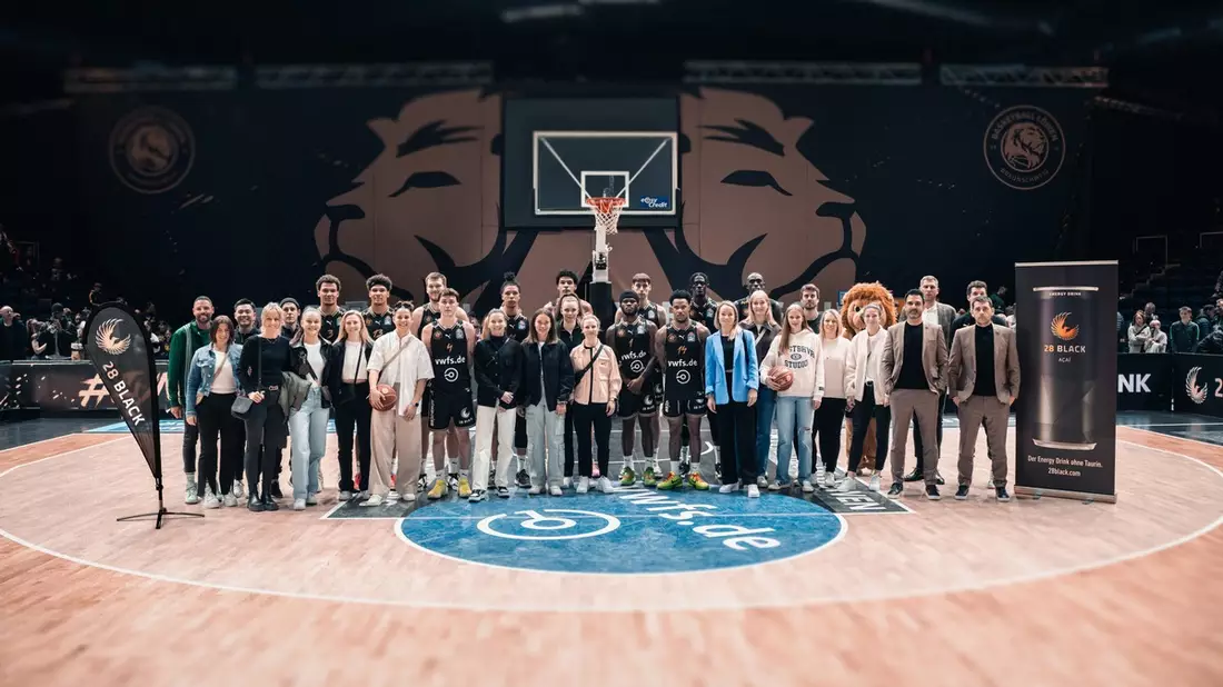 Geballte Energie: Wenn ungewöhnliche Teams sich begegnen / Bundesligaspiel der besonderen Art: 28 BLACK bringt Spitzenteams aus unterschiedlichen Sportarten zusammen - Bild: presseportal.de