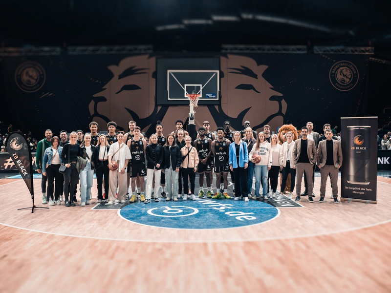 Geballte Energie: Wenn ungewöhnliche Teams sich begegnen / Bundesligaspiel der besonderen Art: 28 BLACK bringt Spitzenteams aus unterschiedlichen Sportarten zusammen - Foto: presseportal.de