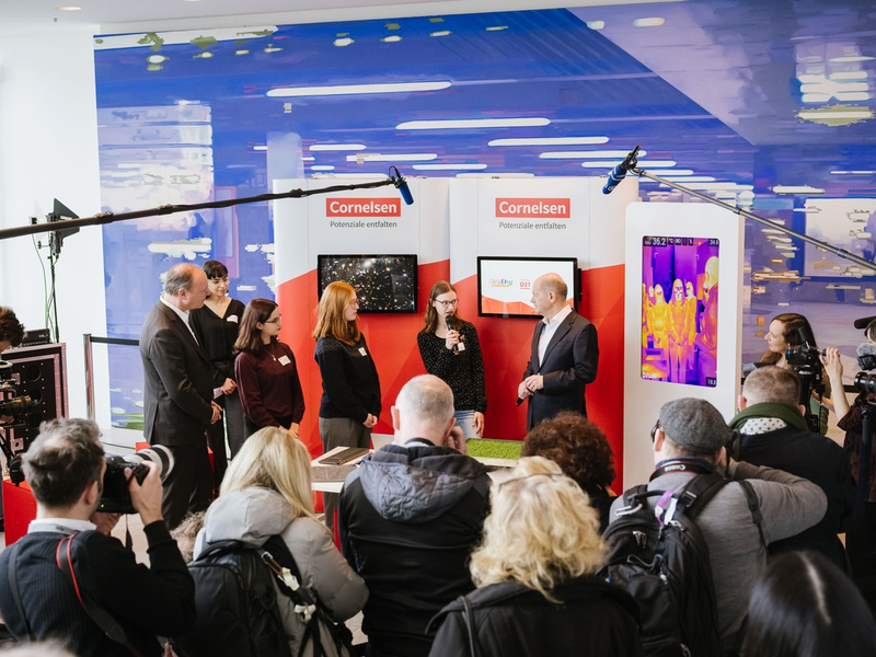 Mit MINT und KI nach den Sternen greifen / Cornelsen beim Girls' Day-Auftakt im Bundeskanzleramt - Foto: presseportal.de