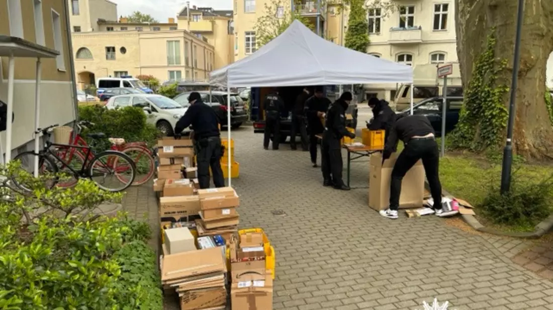POL-H: Schlag gegen Pädophilen-Ring: 19 Tatverdächtige in Gewahrsam genommen und umfassende Beweismittel in mehreren Bundesländern und Frankreich beschlagnahmt - Bild: presseportal.de