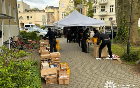 POL-H: Schlag gegen Pädophilen-Ring: 19 Tatverdächtige in Gewahrsam genommen und umfassende Beweismittel in mehreren Bundesländern und Frankreich beschlagnahmt - Foto: presseportal.de POL-H: Schlag gegen Pädophilen-Ring: 19 Tatverdächtige in Gewahrsam genommen und umfassende Beweismittel in mehreren Bundesländern und Frankreich beschlagnahmt - Foto: presseportal.de
