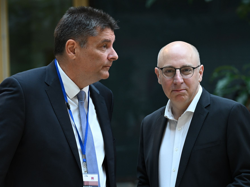 Der ASW-Vorstandsvorsitzende Alexander Borgschulze (l) und BfV-Vize Sinan Selen bei der Tagung in Berlin. - Foto: Britta Pedersen/dpa