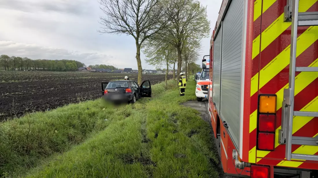 FFW Schiffdorf: 20-jähriger VW-Fahrer bei Kollision mit Baum verletzt - Bild: presseportal.de