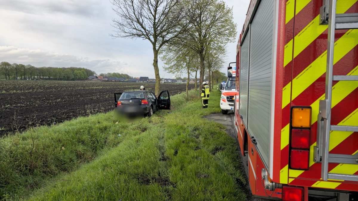FFW Schiffdorf: 20-jähriger VW-Fahrer bei Kollision mit Baum verletzt - Foto: presseportal.de
